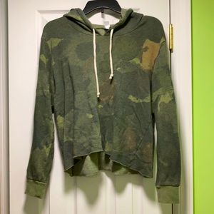 Camo pullover hoodie with strings.